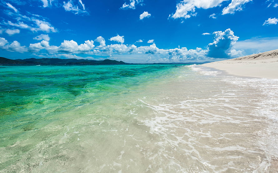 Turquoise Shallow Waters Lapping Against White Sand Beach Under Blue Sky HD wallpaper