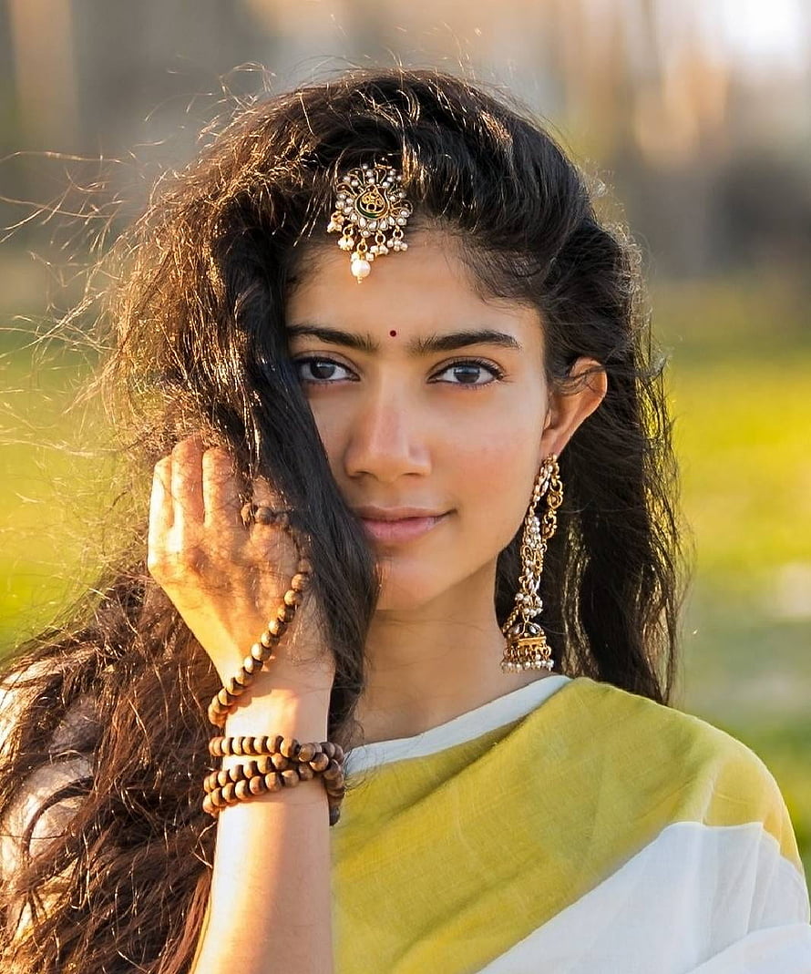 Sai Pallavi in a yellow and white saree with traditional gold jewelry and a maang tikka HD phone wallpaper