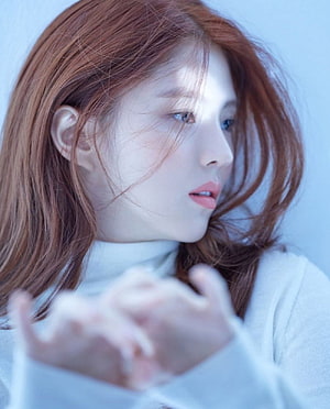 Han So Hee Soft Portrait With Windblown Auburn Hair And White Turtleneck HD phone wallpaper