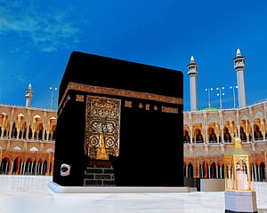 The Sacred Kaaba in Mecca with Golden Door and Minarets Under a Clear Blue Sky HD wallpaper