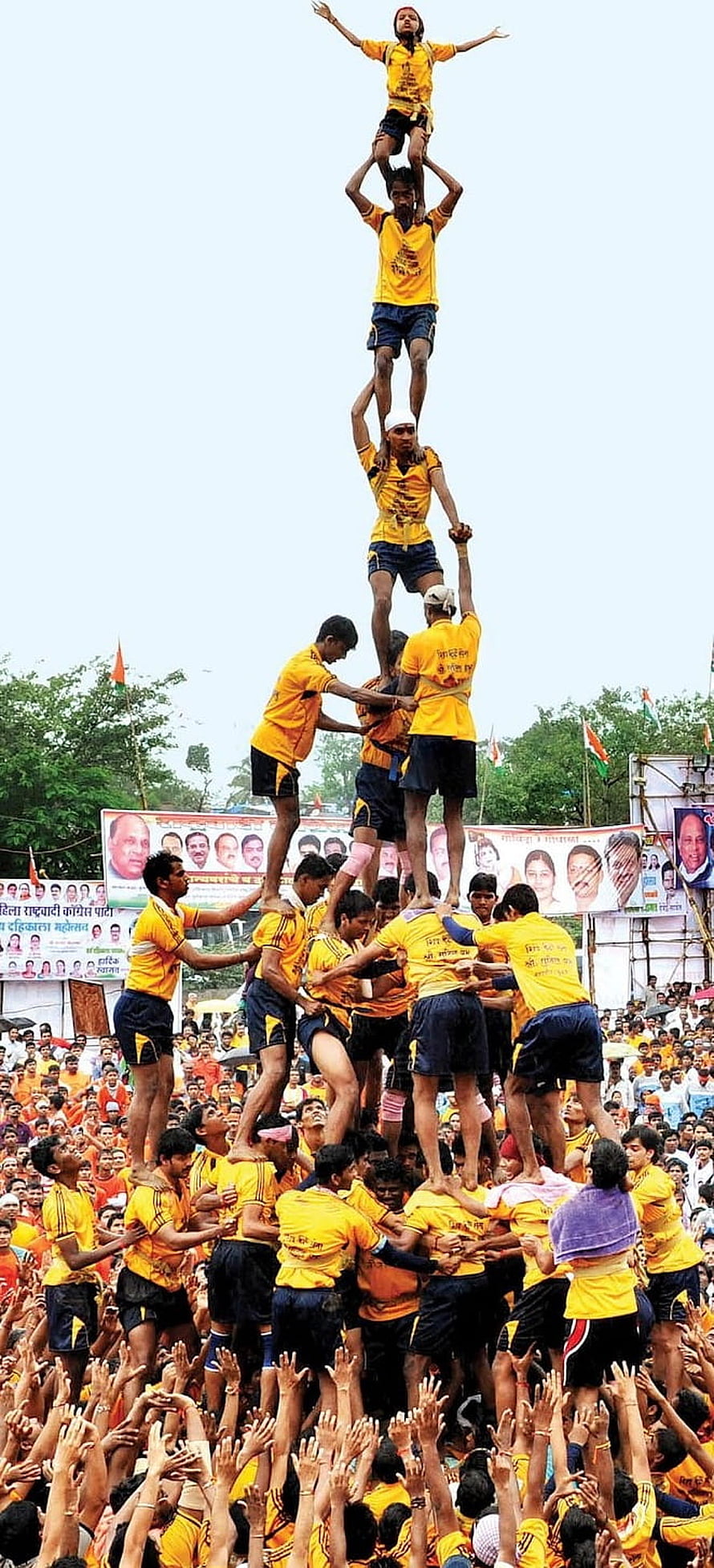 Dahi Handi Festival Human Tower with Yellow Shirts and Crowd HD phone wallpaper