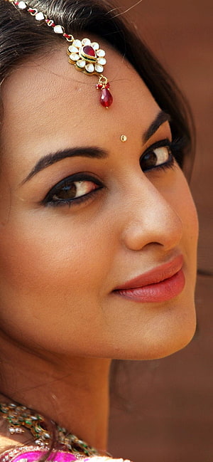 Sonakshi Sinha Close-Up Portrait Wearing Traditional Maang Tikka and Bridal Jewelry HD phone wallpaper