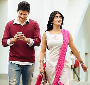 Mahesh Babu and Shruti Haasan Walking Together in Srimanthudu HD wallpaper