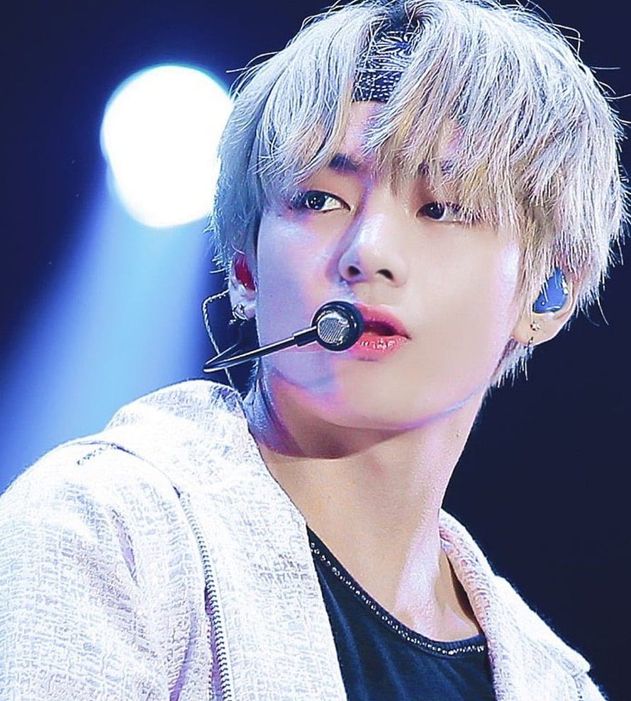 BTS V Kim Taehyung Stage Performance Portrait With Platinum Hair And Headset Mic HD phone wallpaper