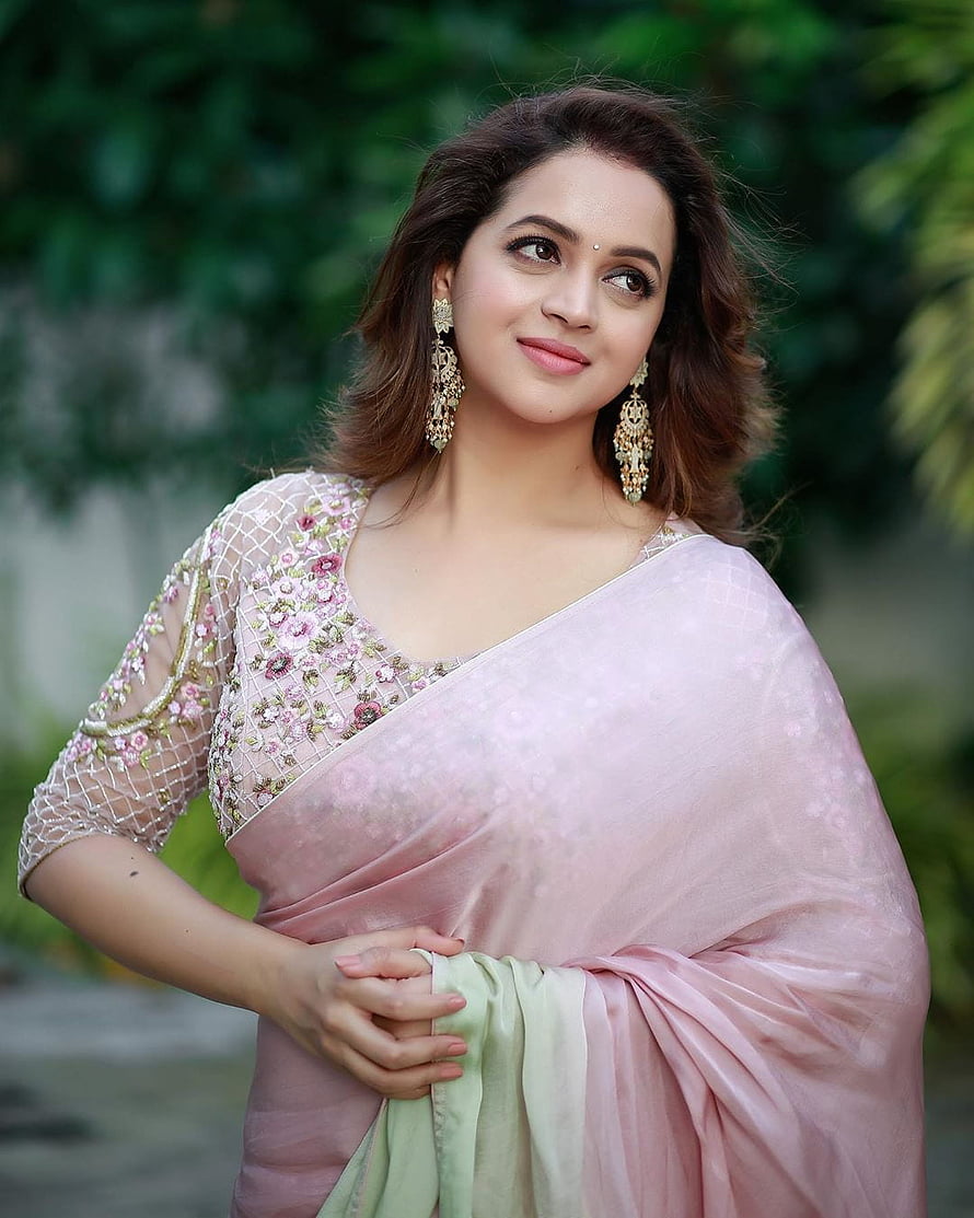 Bhavana Menon in a Pink Embroidered Saree with Floral Blouse and Gold Earrings HD phone wallpaper