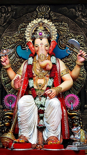 Lalbaugcha Raja Ganapati Statue Adorned With Garlands And Gold Jewelry HD phone wallpaper