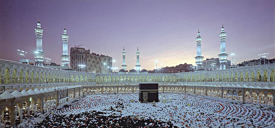 Kaaba at Masjid al-Haram in Mecca with Pilgrims at Dusk HD wallpaper