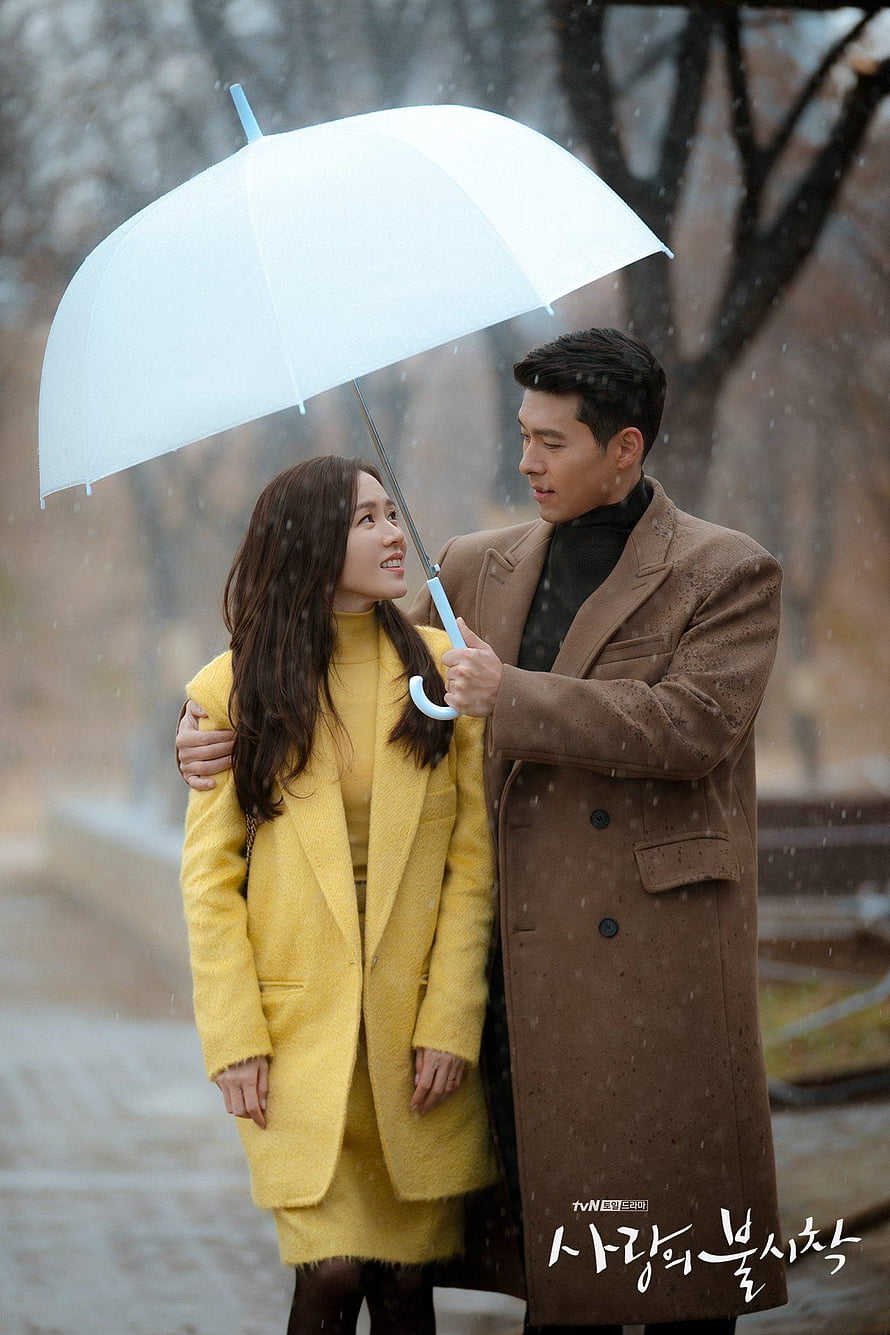 Son Ye-jin and Hyun Bin in a romantic winter scene from the K-drama Crash Landing on You HD phone wallpaper