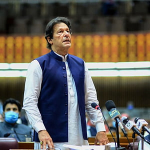 Imran Khan Addressing Parliament in Traditional White Shalwar Kameez and Navy Blue Waistcoat HD phone wallpaper