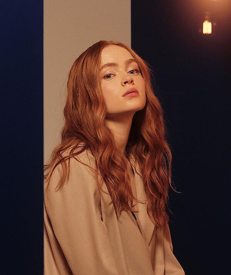 Sadie Sink Portrait with Wavy Red Hair in Warm Studio Lighting HD phone wallpaper