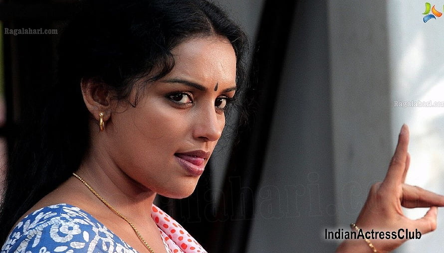 Swetha Menon in Rathinivedam Film Still Wearing Blue Saree HD wallpaper