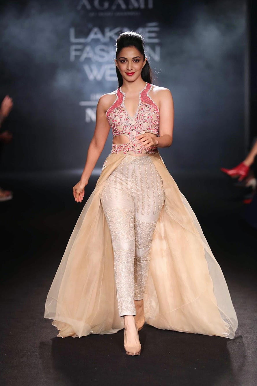Kiara Advani in Pink and Gold Embroidered Lehenga at Lakme Fashion Week HD phone wallpaper