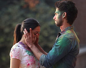 Shahid Kapoor and Kiara Advani in Kabir Singh Holi Scene HD wallpaper