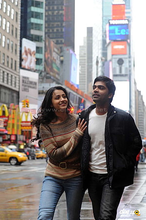 Vinnaithaandi Varuvaayaa couple walking through Times Square New York City HD phone wallpaper