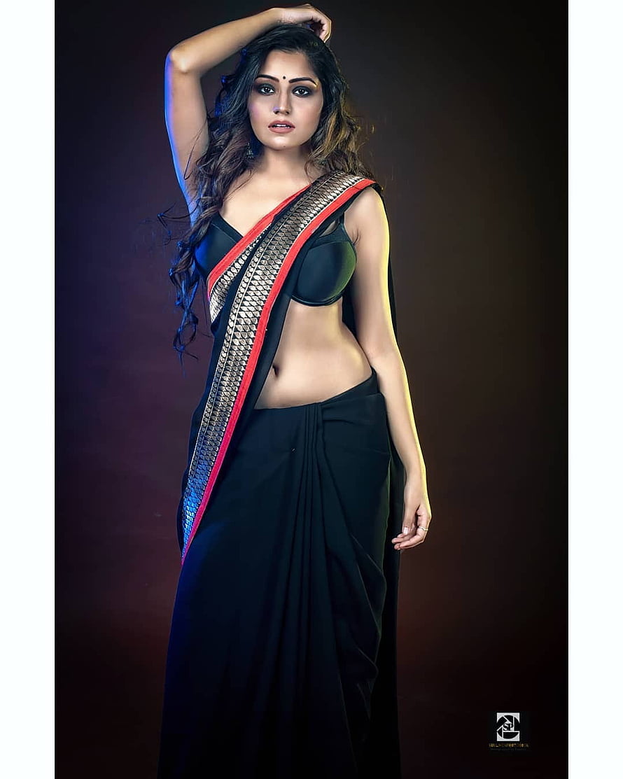 Simran Kaur in a Black Saree with Red and Gold Border HD phone wallpaper