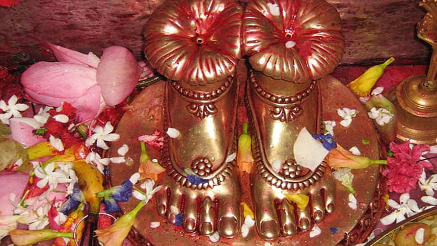 Maa Tara Sacred Footprints Adorned With Fresh Flowers And Traditional Offerings HD wallpaper