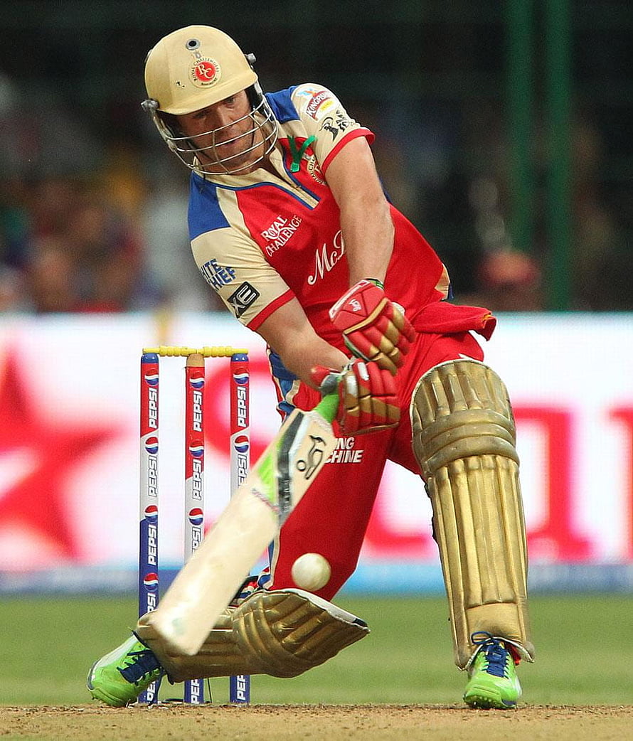 AB de Villiers Playing Cricket for Royal Challengers Bangalore in Red and Gold Kit HD phone wallpaper