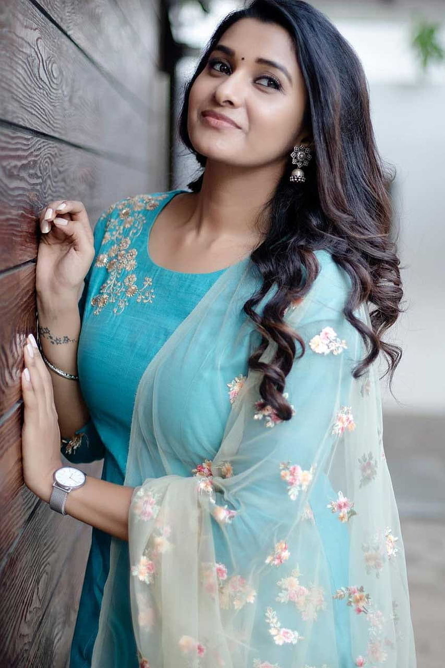 Priya Bhavani Shankar in Teal Embroidered Kurta and Floral Dupatta HD phone wallpaper