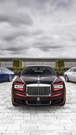Front View of a Two-Tone Rolls-Royce Ghost Luxury Sedan Parked on Cobblestones HD phone wallpaper