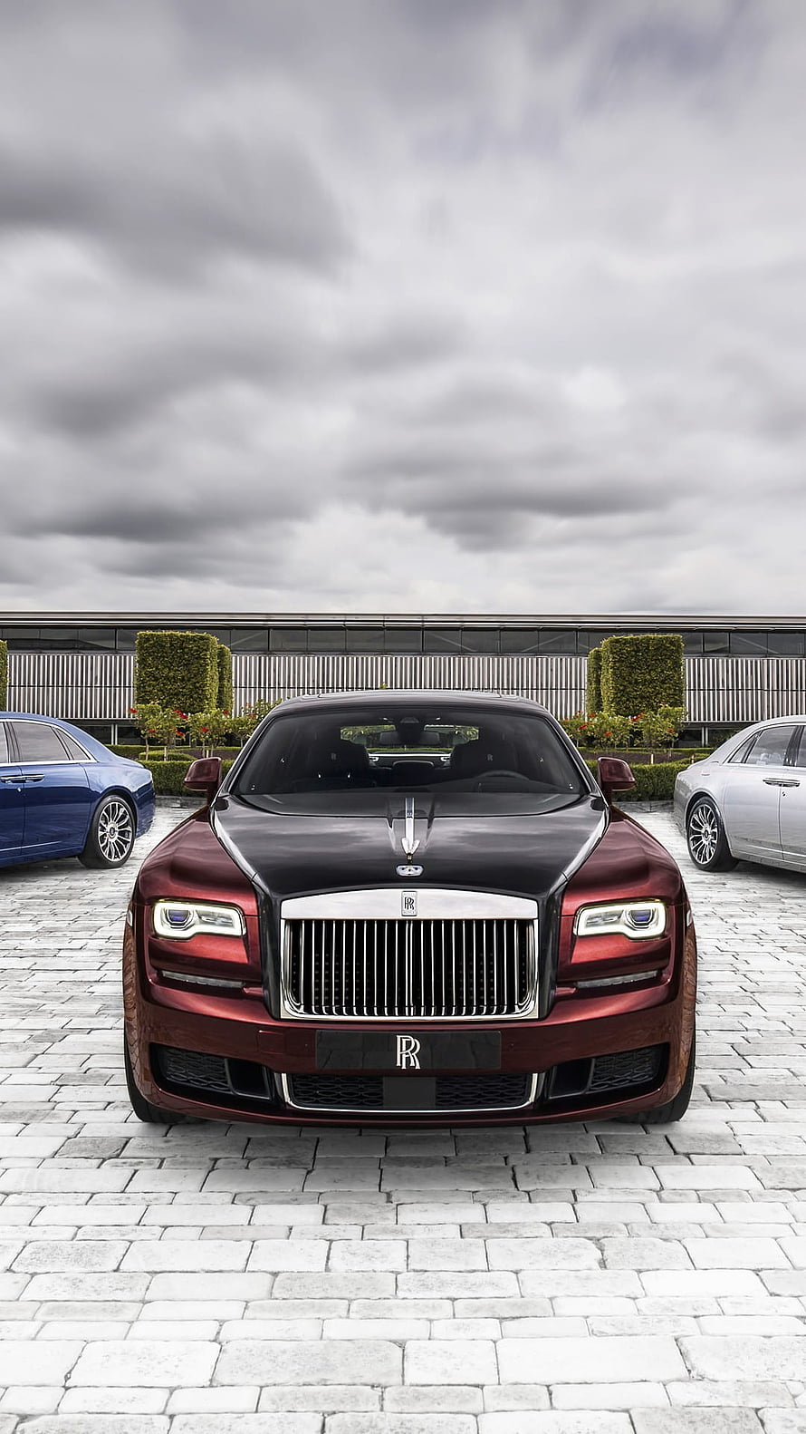 Front View of a Two-Tone Rolls-Royce Ghost Luxury Sedan Parked on Cobblestones HD phone wallpaper