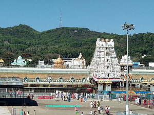 Tirumala Venkateswara Temple Gopuram and Golden Dome in Tirupati HD wallpaper