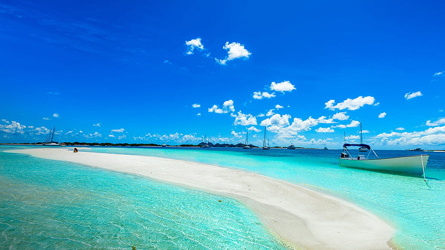 Pristine White Sand Cay and Turquoise Waters in Los Roques, Venezuela HD wallpaper