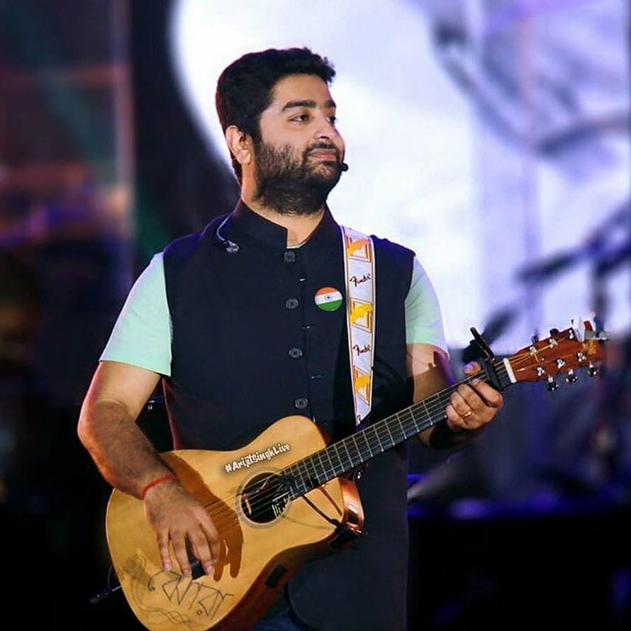 Arijit Singh Performing Live on Stage with Acoustic Guitar and Indian Flag Pin HD phone wallpaper