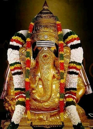 Karpaga Vinayagar Golden Ganesha Idol Adorned With Traditional Flower Garland HD phone wallpaper