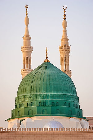 Green Dome and Minarets of the Prophet's Mosque in Medina at Golden Hour HD phone wallpaper
