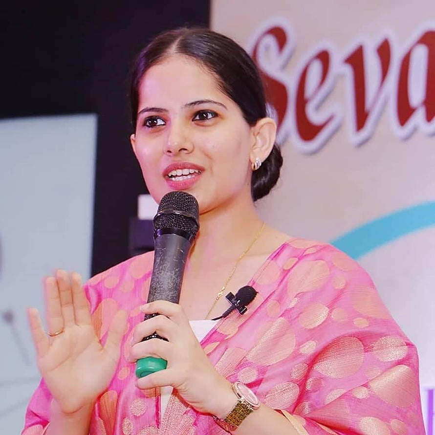 Jaya Kishori Speaking at a Public Event in a Pink Saree HD phone wallpaper