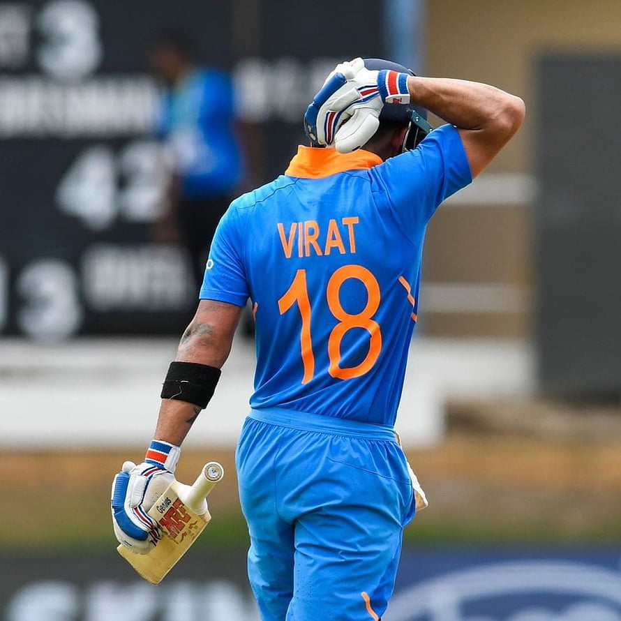 Virat Kohli in Indian Cricket Jersey Number 18 Walking on the Field HD phone wallpaper