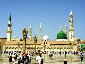 Grand Mosque of Medina with Green Dome and Minarets Under Clear Blue Sky HD wallpaper