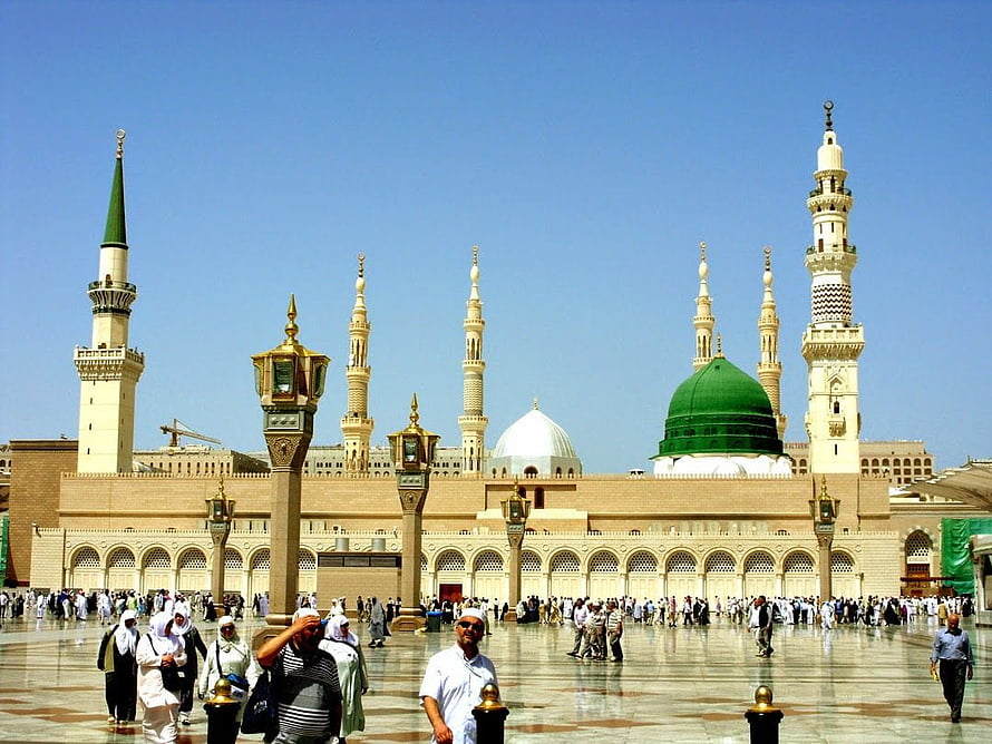 Grand Mosque of Medina with Green Dome and Minarets Under Clear Blue Sky HD wallpaper