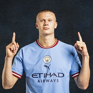 Erling Haaland in Manchester City Home Kit Pointing Upward HD phone wallpaper