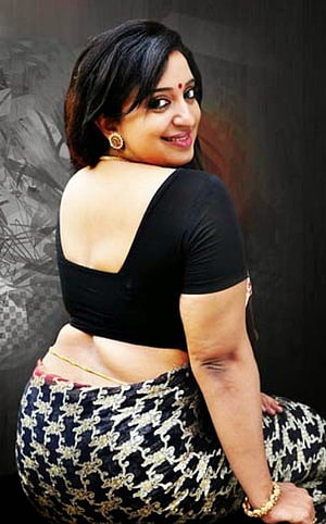 Sona Nair in Black Blouse and Patterned Saree HD phone wallpaper