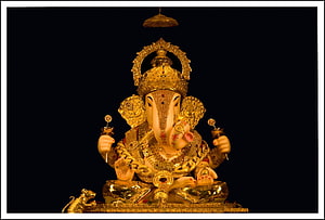 Dagdusheth Halwai Ganpati Ganesha Deity Statue in Gold Ornamentation HD wallpaper