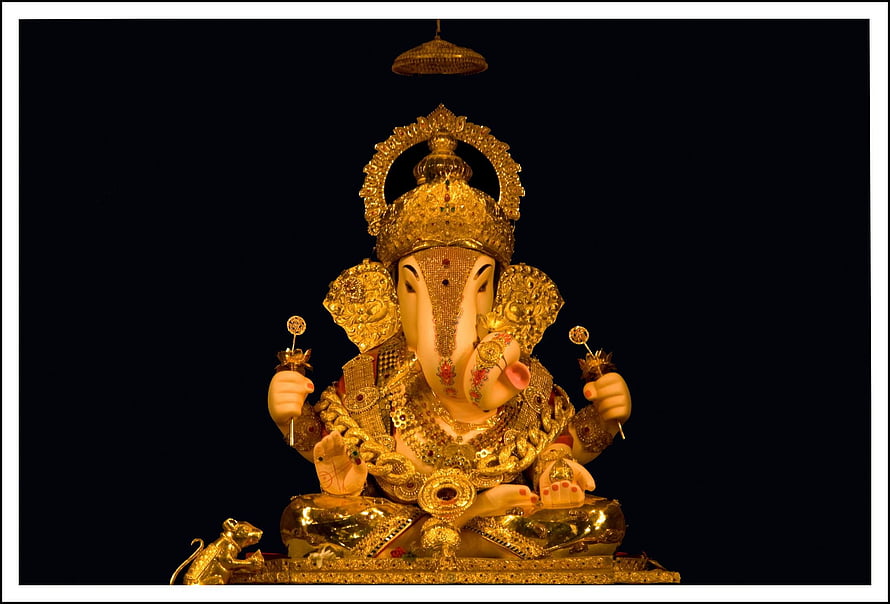 Dagdusheth Halwai Ganpati Ganesha Deity Statue in Gold Ornamentation HD wallpaper
