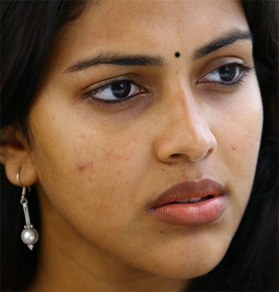 Amala Paul Natural Face Closeup Portrait With Pearl Earring And Bindi HD phone wallpaper