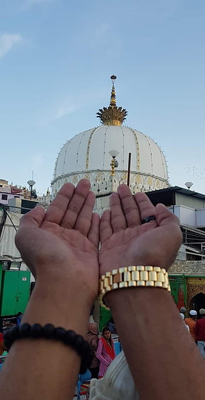 Ajmer Dargah Shrine Dome With Praying Hands And Gold Watch HD phone wallpaper