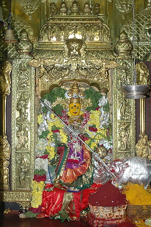 Kanaka Durga Devi Temple Idol in Vijayawada with Golden Carvings and Flower Garlands HD phone wallpaper