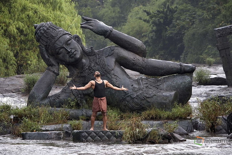 Raavanan Movie Still: Man Standing Before Giant Reclining Statue in River, Raavanan Stills and , & Moviestills, #raavanan HD wallpaper