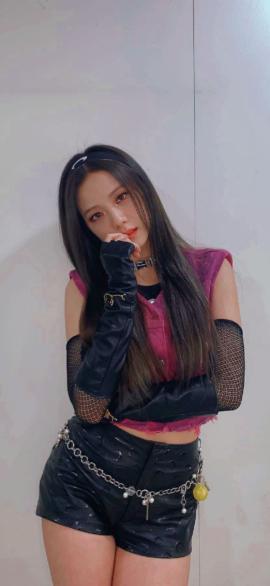 Jisoo Blackpink in edgy stage outfit with leather gloves and chain shorts HD phone wallpaper