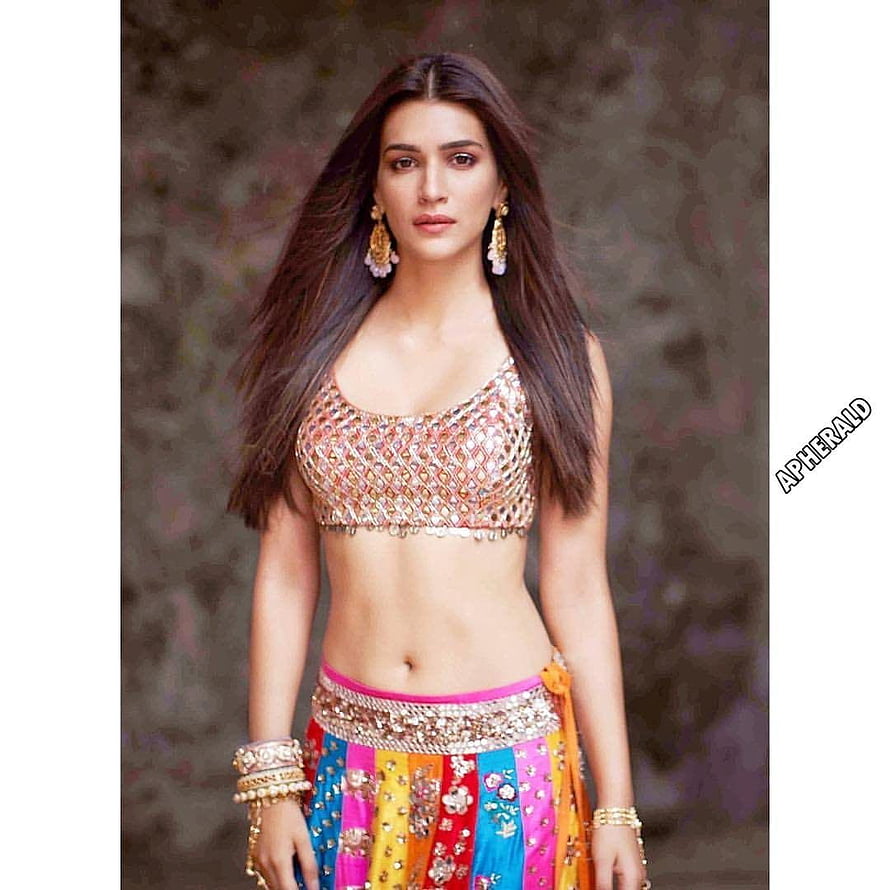 Kriti Sanon in Traditional Indian Ethnic Wear with Colorful Lehenga and Gold Jewelry HD phone wallpaper