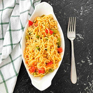 Street Style Maggi Masala Noodles with Fresh Vegetables in White Serving Dish HD phone wallpaper