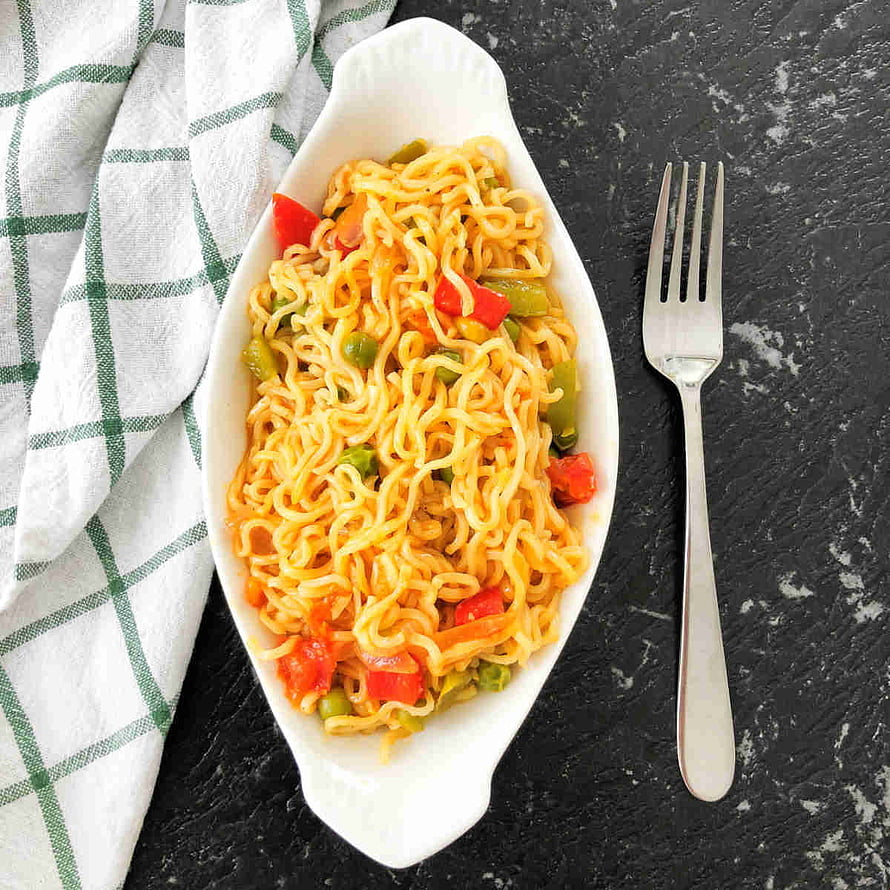 Street Style Maggi Masala Noodles with Fresh Vegetables in White Serving Dish HD phone wallpaper