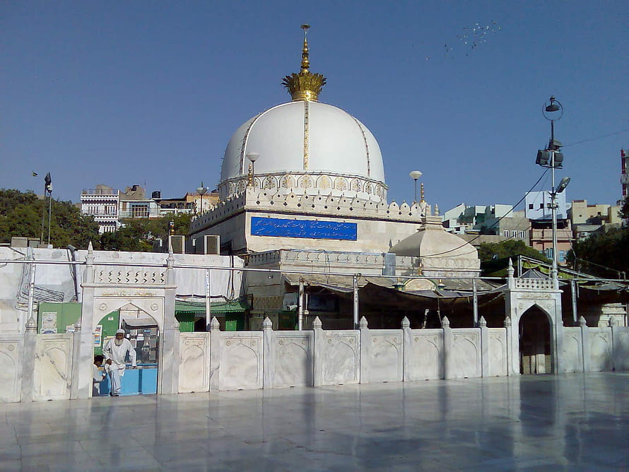 Ajmer Sharif Dargah Shrine in Rajasthan with White Marble Dome and Golden Finial HD wallpaper
