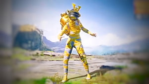 PUBG Attitude Yellow Mummy Mythic Outfit Character in Desert Landscape HD wallpaper