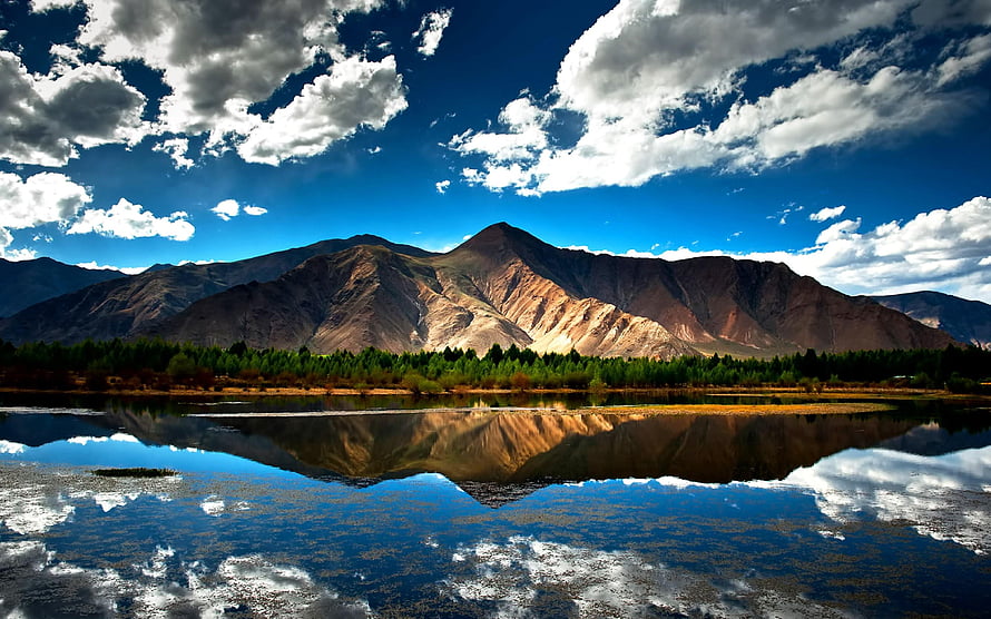 Majestic Mountain Range Reflected in a Serene Lake Under a Dramatic Cloudy Sky HD wallpaper
