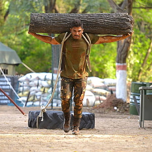 Allu Arjun Carrying Heavy Log During Military Training in Army Film HD phone wallpaper