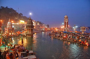 Haridwar Ganga Aarti at Dusk with Illuminated Ghats and Crowds Along the River HD wallpaper